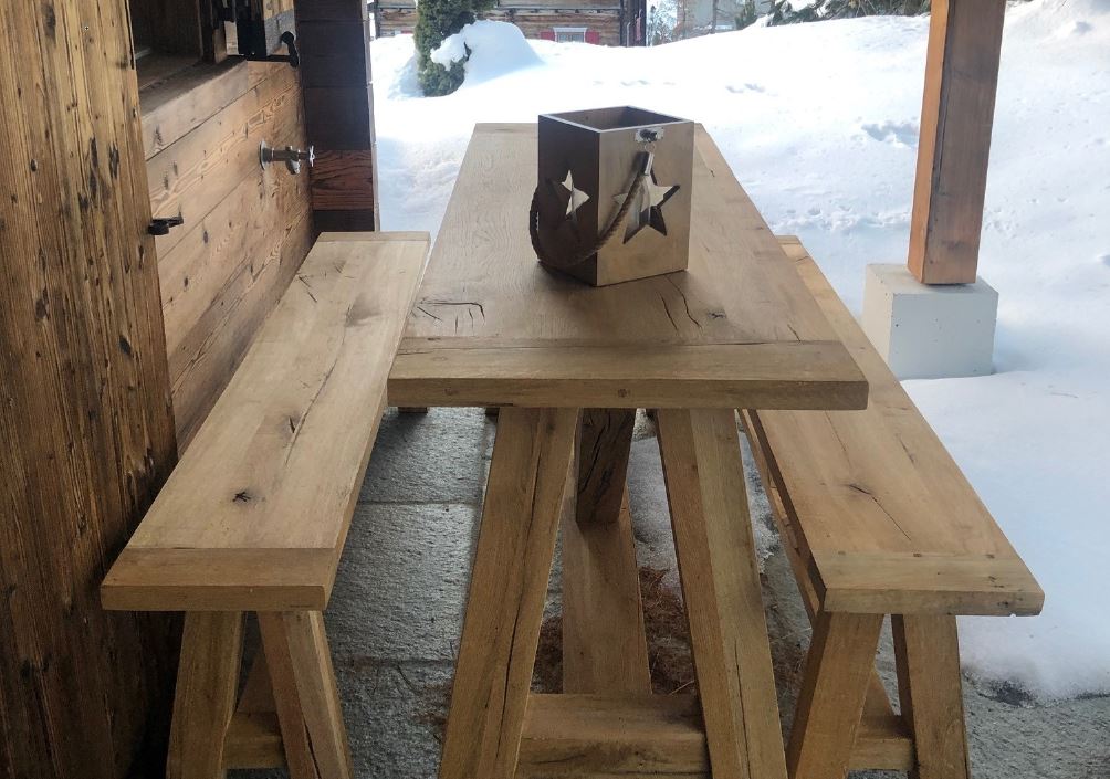 Chalet Möbel für außen: Tischgarnitur aus Eiche Altholz mit passenden Holzbänken, alpine Holzmöbel.