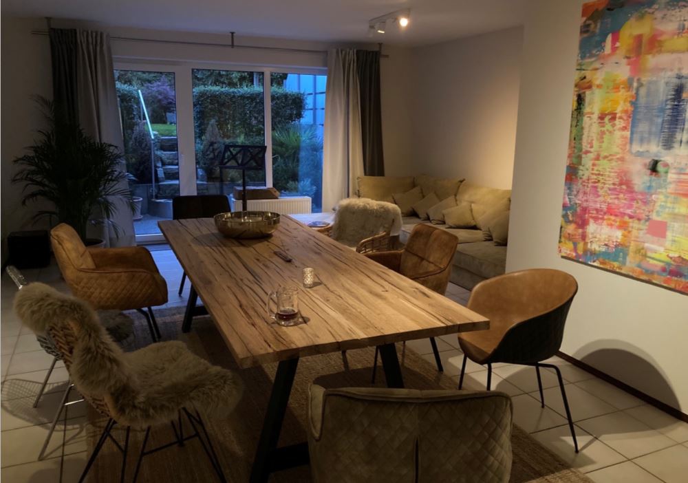 Rustikaler Esstisch aus Eiche Altholz in einer modernen Designerwohnung.