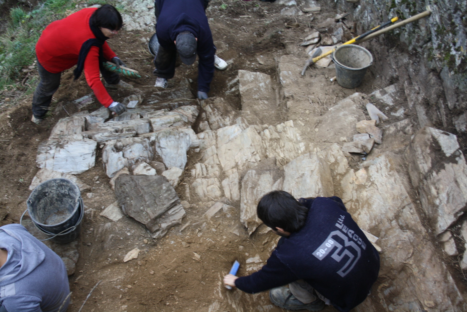 Travaux de fouille avec des archéologues