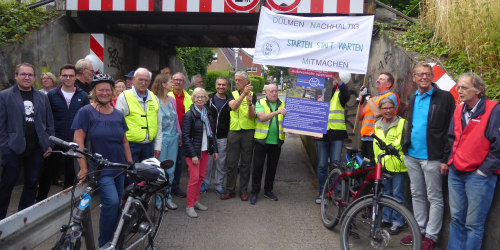 Fahrradaktivisten vom Umwelt- und Klimabündnis Dülmen sperrten für PKW die Haverland-Bahnunterführung.