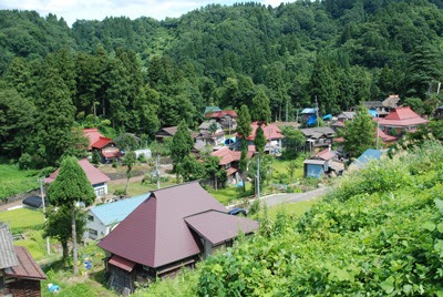 新潟県十日町市の農村地域の古い街並み