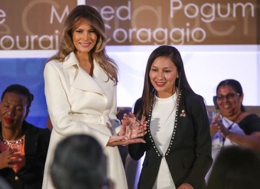 السيدة الأميركية الأولى ميلانيا ترامب تسلم جائزة وزارة الخارجية للمرأة الدولية للشجاعة لسيندي  أرليت كونتريراس بوتيستا من بيرو في العام 2017. (© Win McNamee/Getty Images)   