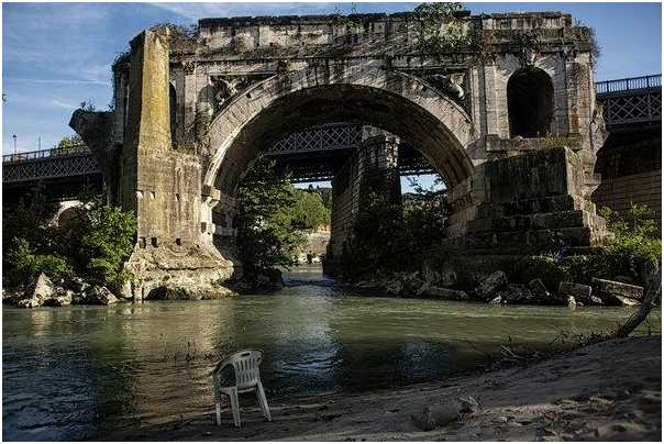 A section of Tiberina Island in Rome, the only island in the Tiber River. The river’s filthy waterfront and murky waters are a painful reflection of the widespread neglect and degeneration that has blemished Rome’s beauty.  (Nadia Shira Cohen for The New 