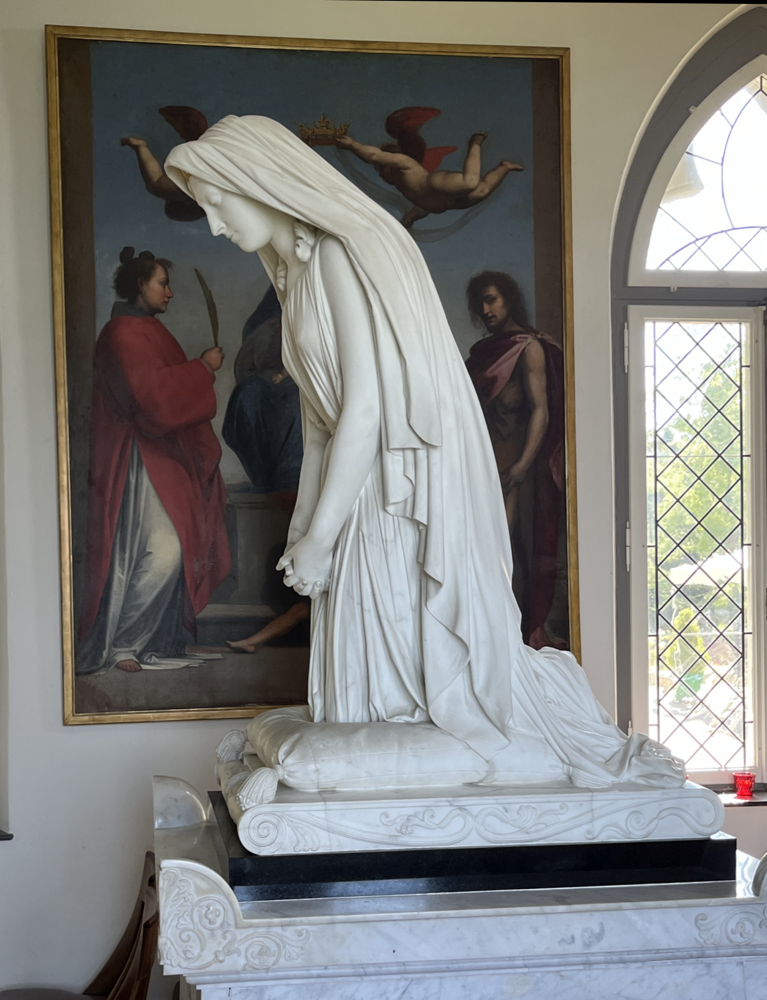 diese Skulptur von Hortense stand urspünglich auf ihrem Grabmahl der Kirche Rueil bei Paris; sie hatte ihrem Sohn Louis Napoleon aber nicht so recht gefallen; er liess sie durch eine (noch) schönere ersetzen