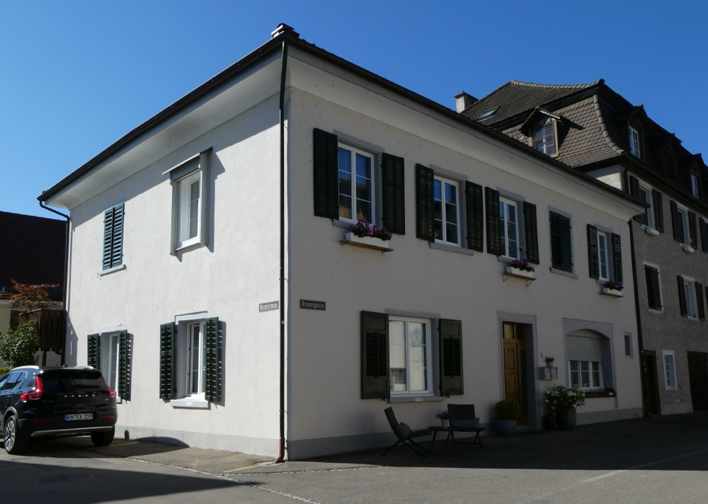 das ehemalige Bezirksgebäude, praktischerweise gleich mit eingebauter Gefängniszelle