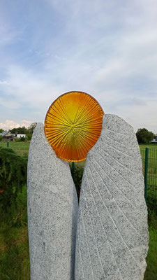 Stele mit Glasscheibe 