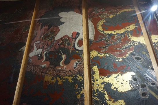 工事中の陽明門内壁から発見された壁画「巣ごもりの鶴」