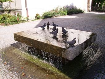 Taubenbrunnen am Marktplatz Taufkirchen