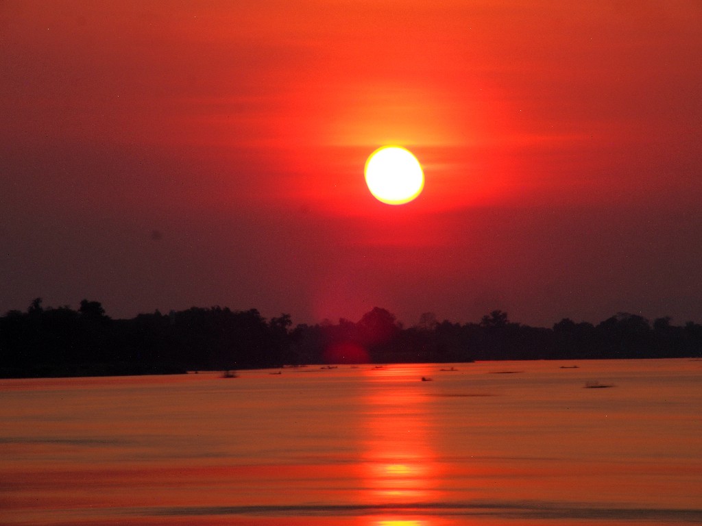 Im Norden von Done Det  verschwindet die Sonne  im Mekong