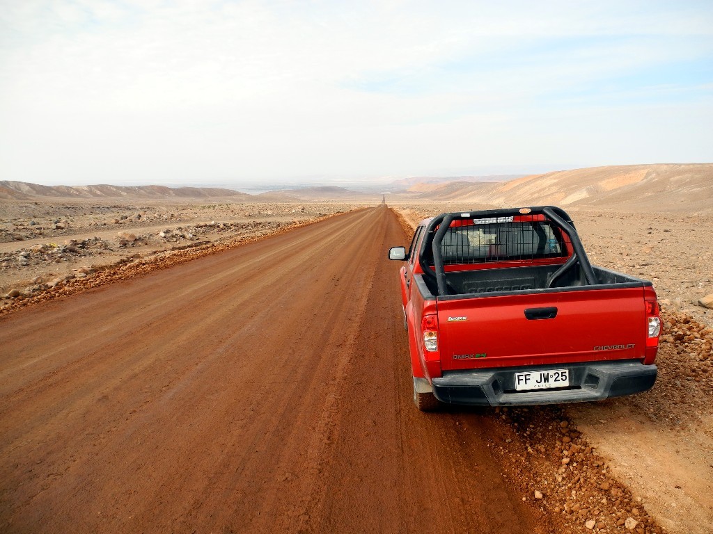 Chevi Pick Up auf roter Sandpiste