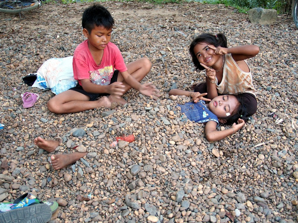 Kinder der Welt - wo kein Sand ist, werden Steine zum Einbuddeln verwendet