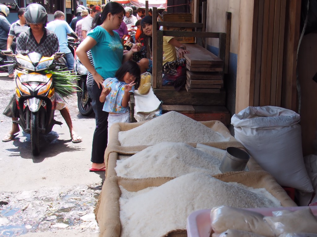 Tomohon Market - Am Eingang begrüßte uns ein kleines Mädchen am Reisstand