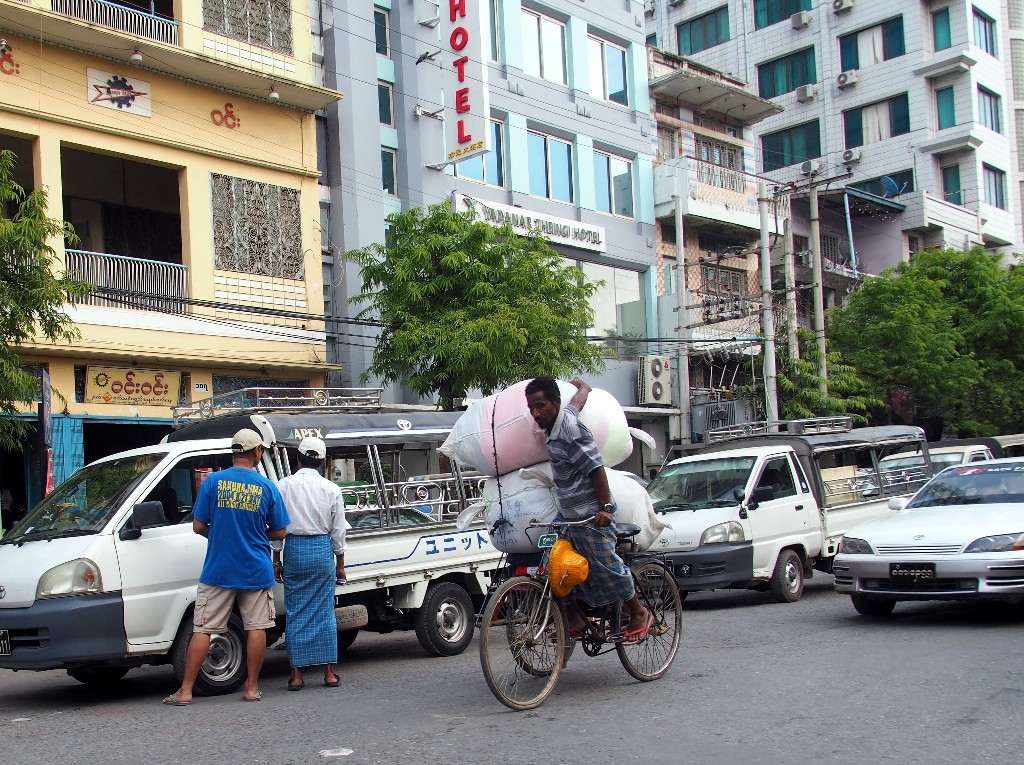 Vor unserem Hotel in Mandalay