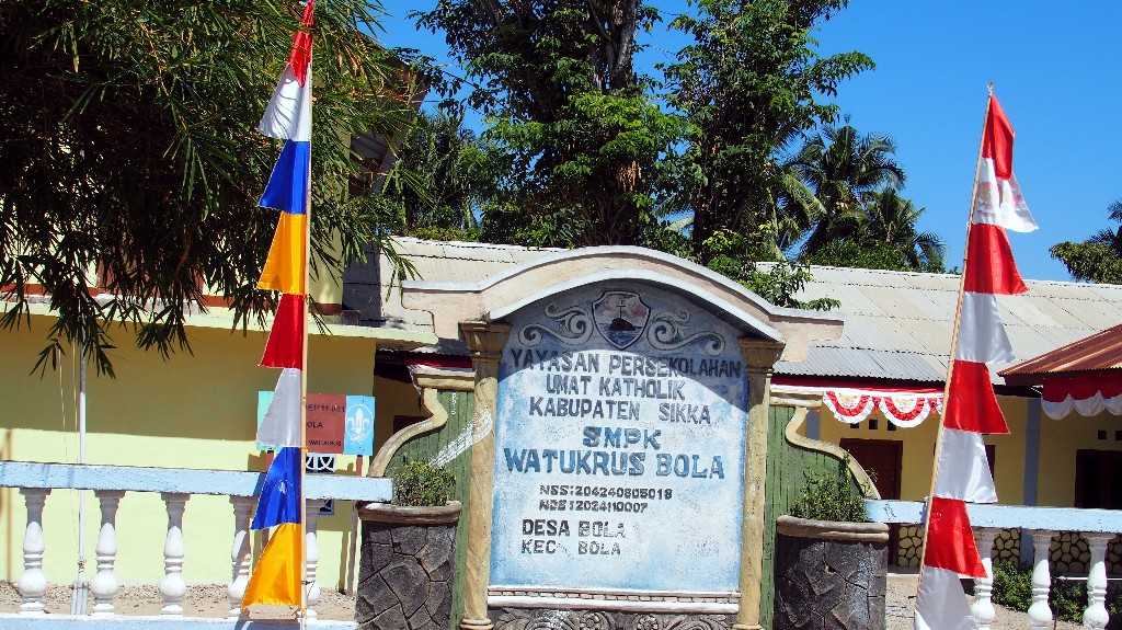 Katholische Schule in einem kleinen Dorf bei Bola.