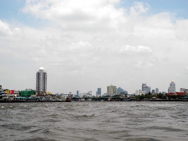 400 m breit - der Chayo Praya mit der Skyline des modernen Bangkoks