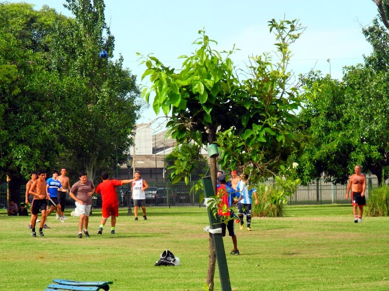 Was sonst - Fußball als Wochenendsport in einem Park in Buenos Aires