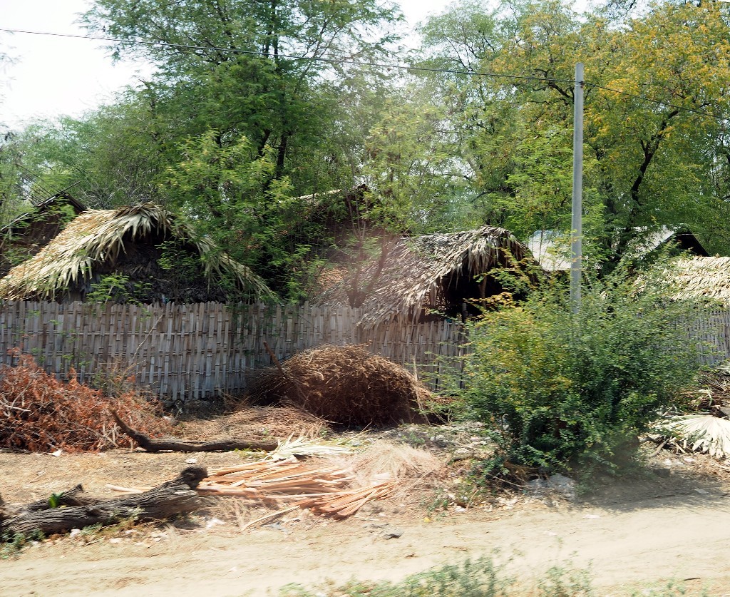 Strohhütten - Ländliche Siedlung auf dem Weg nach Bagan