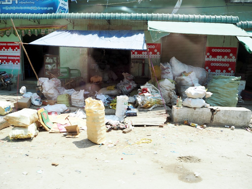 Noch nicht sortiert - Depot eines Müllsammlers in einer Kleinsiedlung auf dem Weg nach Bagan