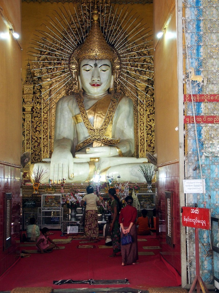 Aus einem Marmorblock - Buddhafigur in der Kyaugtawgyi Pagode