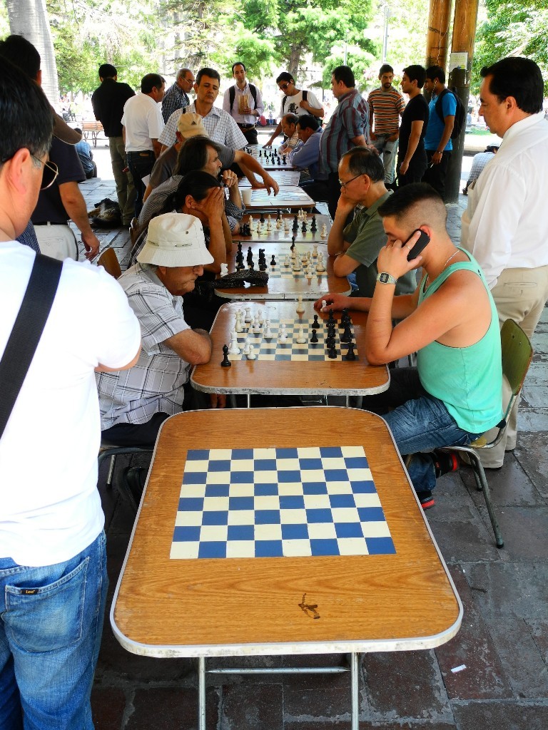 Männergesellschaft - Schachspieler auf dem Placa de Arma in Santiago