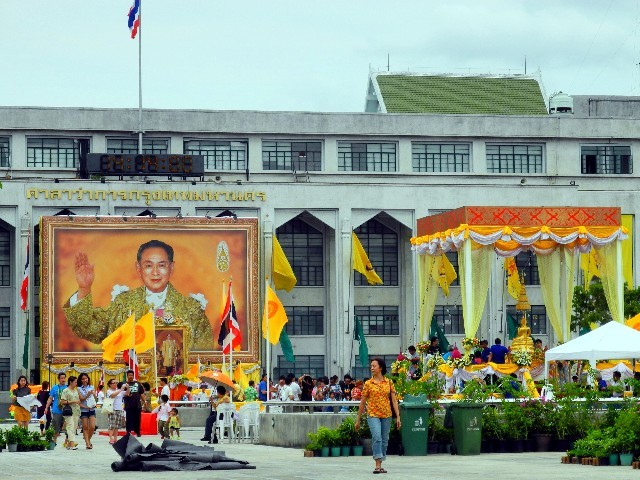 Sehr umtriebig - überall grüßt König Rama IX.