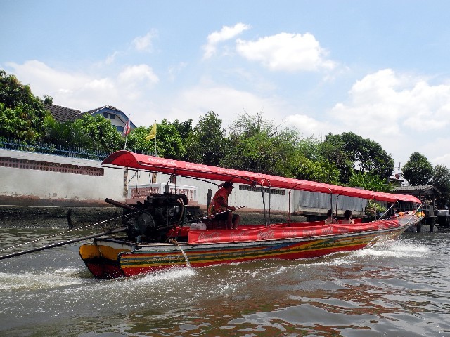 Bei einer Khlongfahrt mit einem Longtailboat...