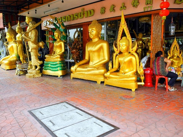 ...und große Goldbuddhas für Haus und Garten