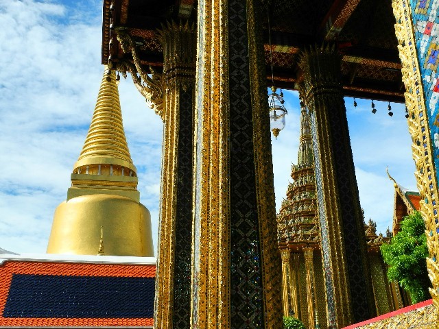 Ornamente, Formenvielfalt und Blattgold im Grand Palace