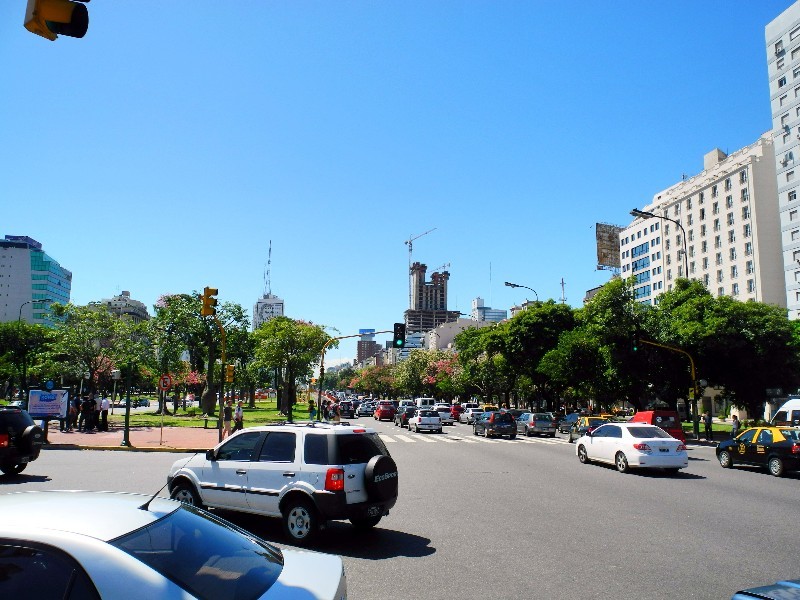 Bis zu 24 Spuren - Straße des 19.Juli in Buenos Aires