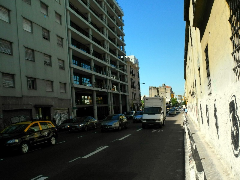 Wenig Platz - Fußgänger haben keine Rechte in Buenos Aires