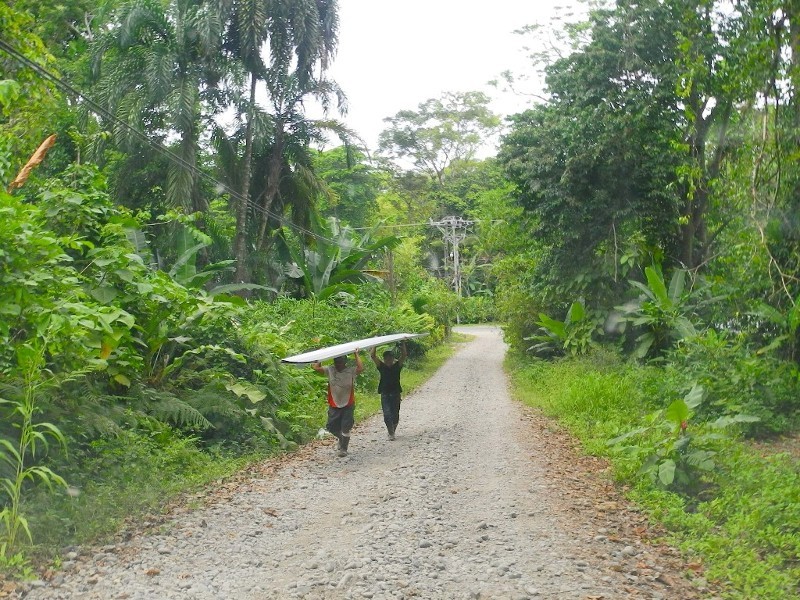 Fußarbeit - Baustofftransport im karibischen Costa Rica