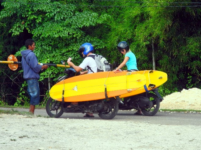 Surfbretttransport - Touristen auf Kuta Selatan