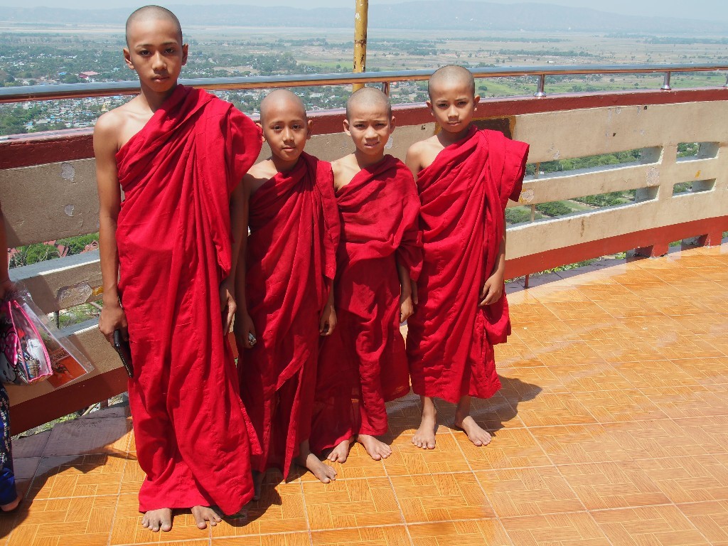 Jeder Mann muss es mal - Junge Mönche auf dem Mandalay-Hill