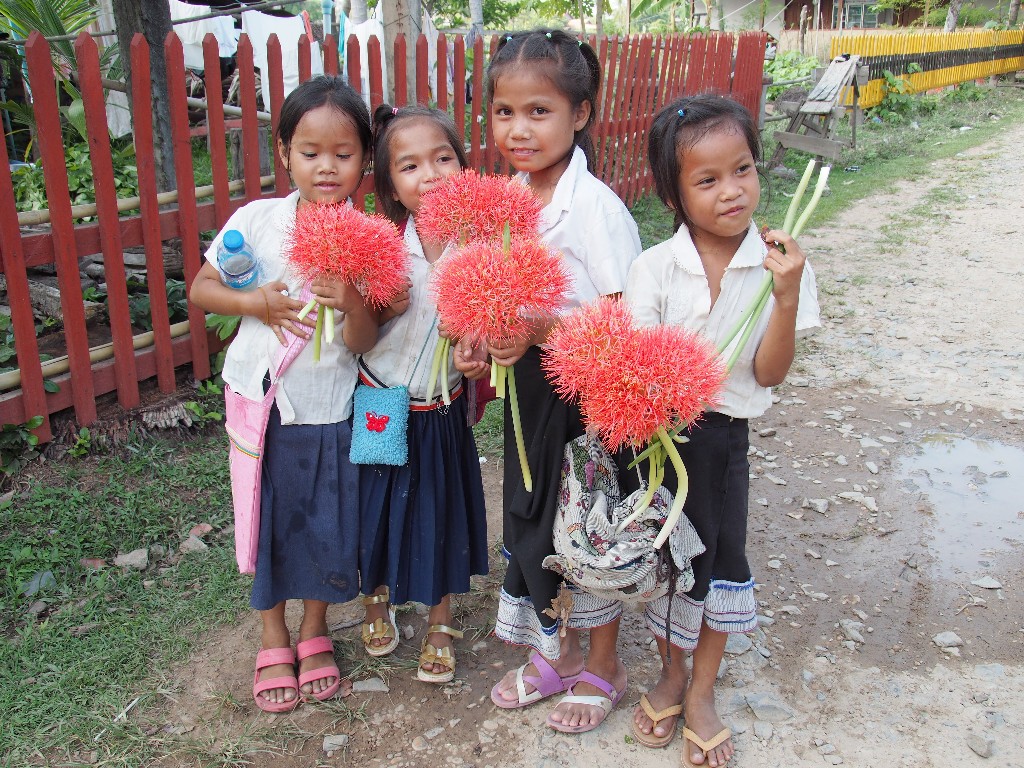 Blumen im Überfluss schmücken diese Mädchen