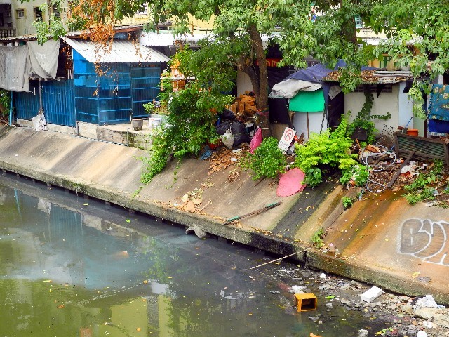 Undefinierbar - Abwassereinleitung in einen Khlong Bangkoks