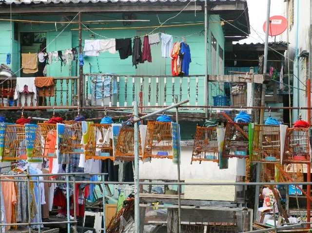 Ohne Worte - Häuserfassade in einer Nebenstraße in Bangkok