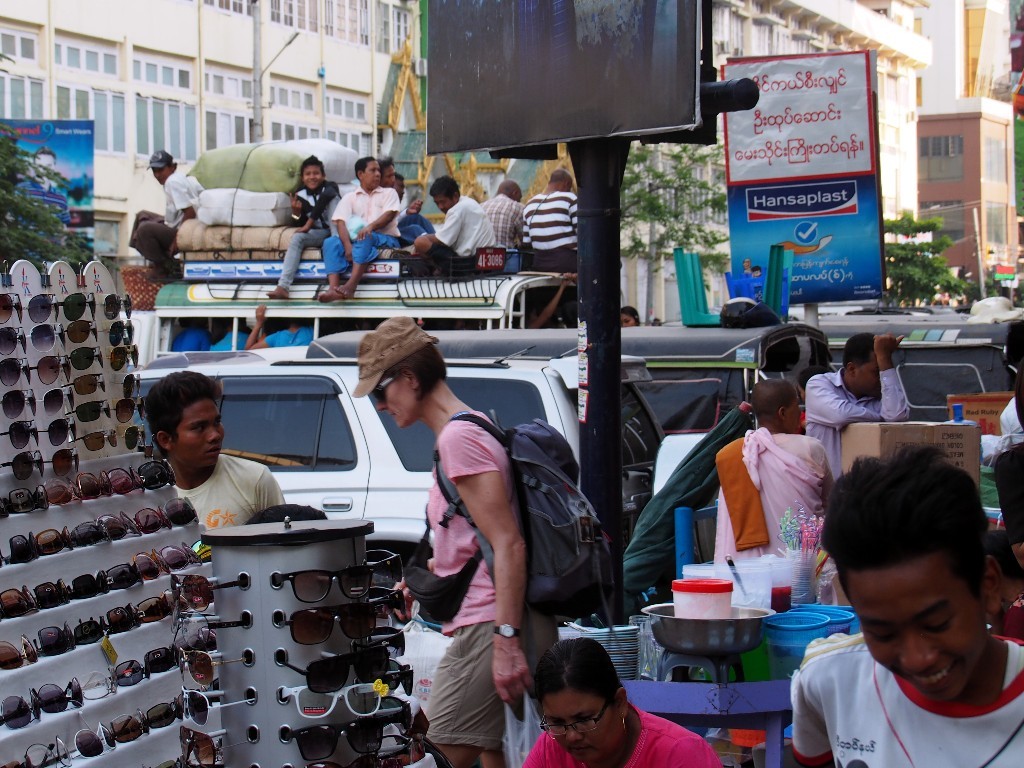 Überall Verkaufsstände - In Mandalay gibt es keinen Platz mehr