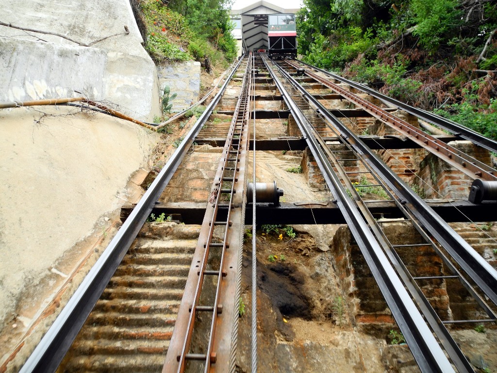 Steil - Zahnradbahnen zur Überwindung der Höhenzüge in Valparaiso