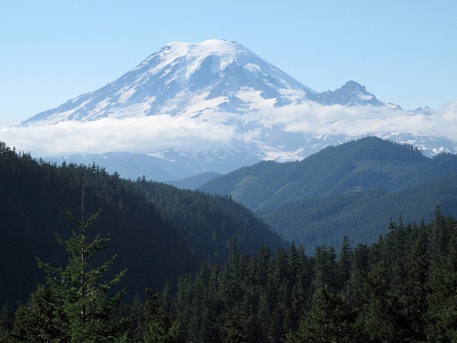 Überraschend - Nach einer Biegung taucht der Mount Rainier auf