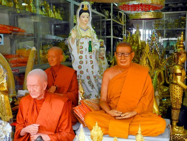 Zu verkaufen - realitätsnahe Skulpuren buddhistischer Mönche...