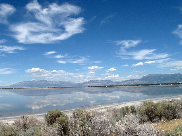 Traumhaft - Berge spiegeln sich im Salt Lake