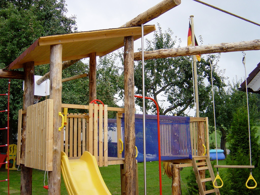 Spielturm aus massivem Holz