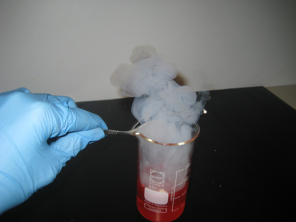 Reaktion von wasserfreiem Aluminiumchlorid mit Wasser