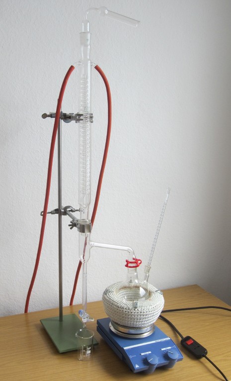 Eine Apparatur zur Veresterung unter Rückfluss (Dimrothkühler)