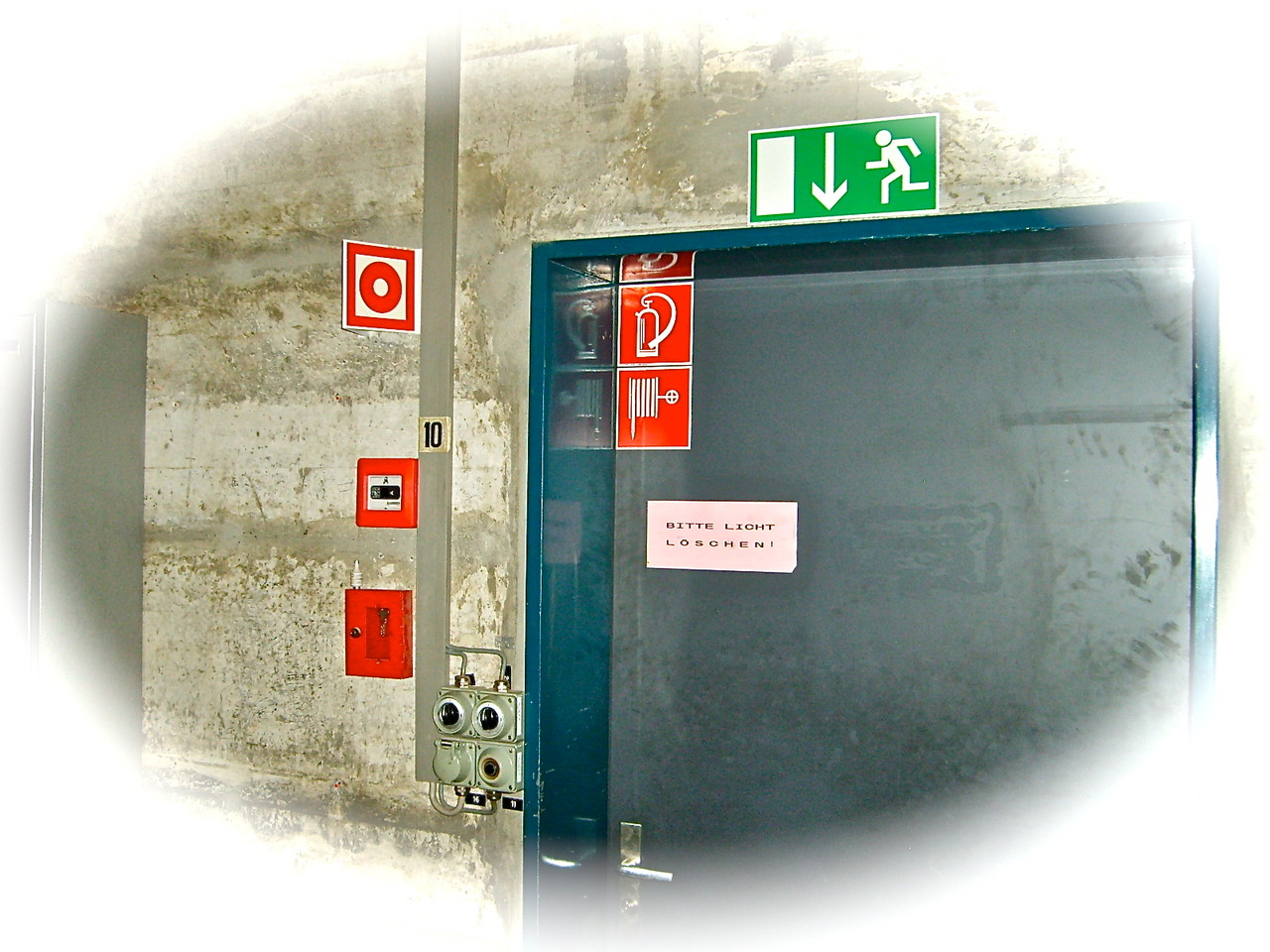 Fluchtweg - & Löscheinrichtungen geradeaus