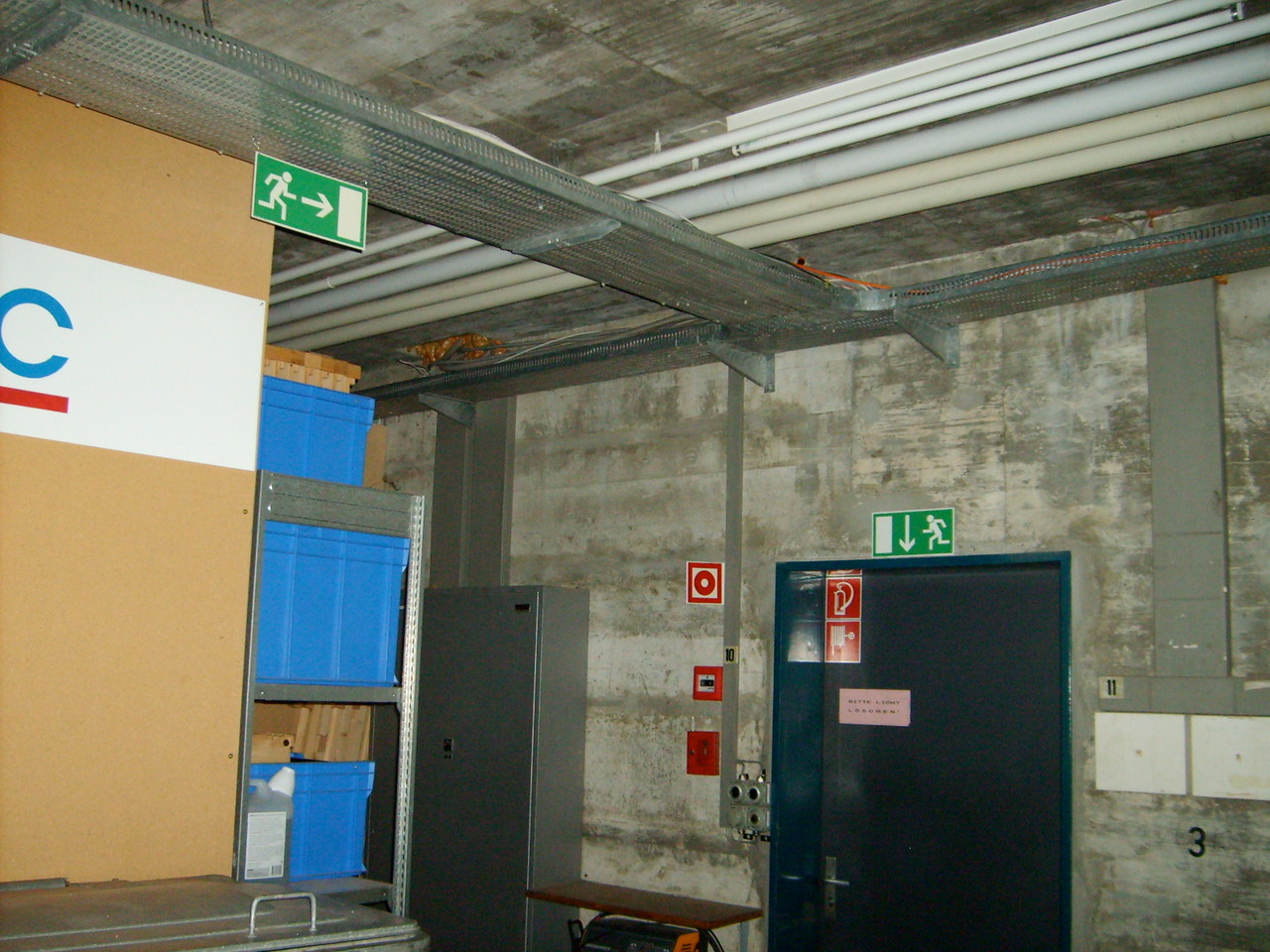 Fluchtweg & - Löscheinrichtungen rechts/geradeaus