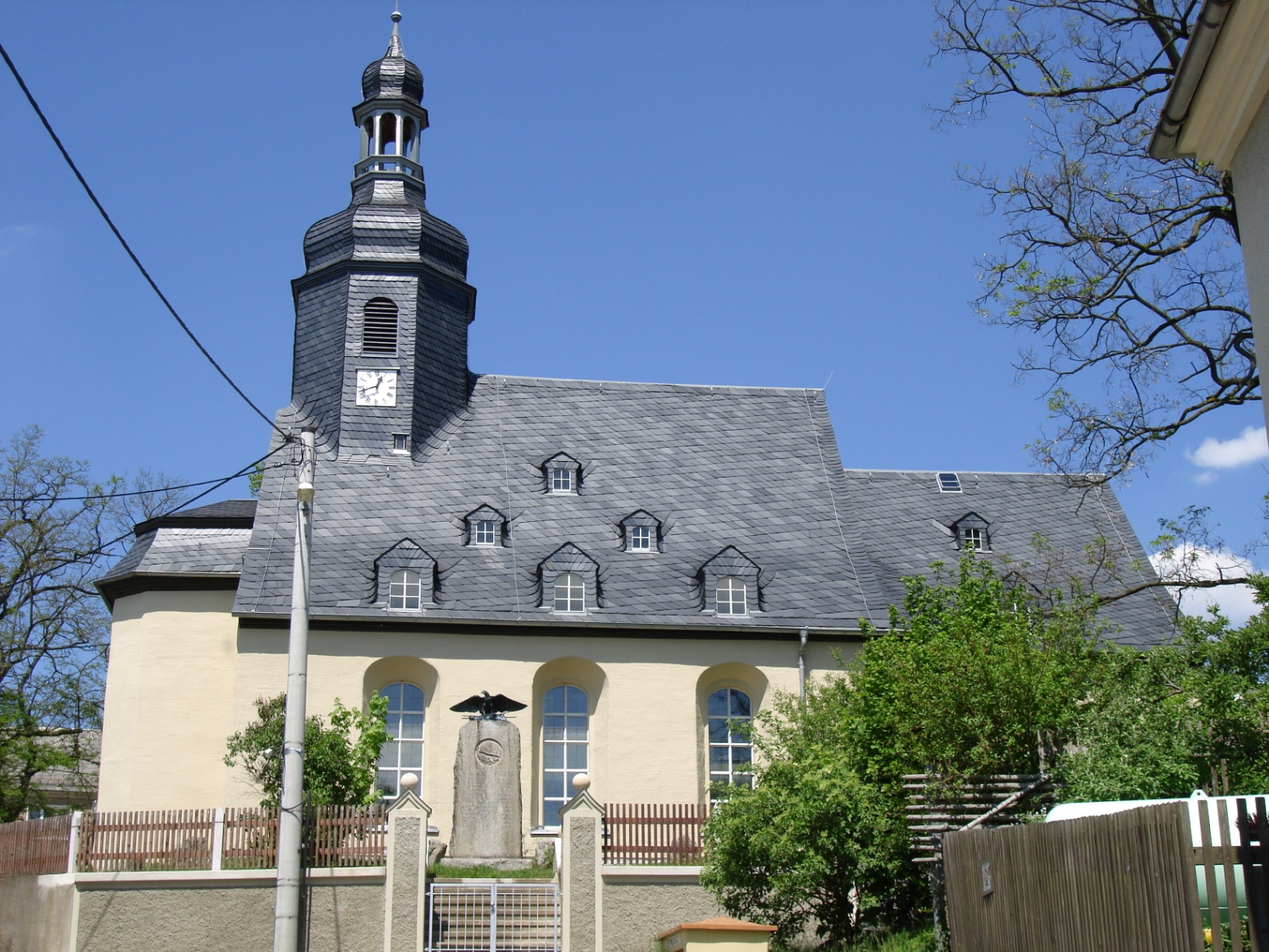 2006 Kirchenmauer und Denkmal aus 1. Weltkrieg restauriert