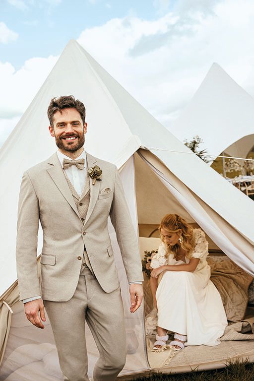 Ein heller Hochzeitsanzug für den Bräutigam oder Trauzeugen im Herrenausstatter ANZUGKULTUR ganz in der Nähe von Köln