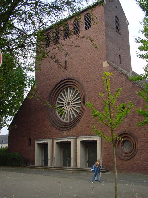 Wegen der notwendigen Überbrückungszeiten verändert sich in Petrus Canisius die Zeit allerdings von 11 Uhr auf 11:15 Uhr.