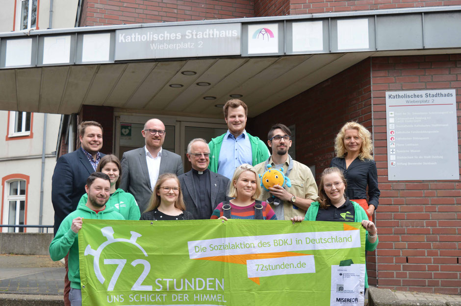 Projektteam und Schirmherren der 72-Stunden-Aktion in Duisburg